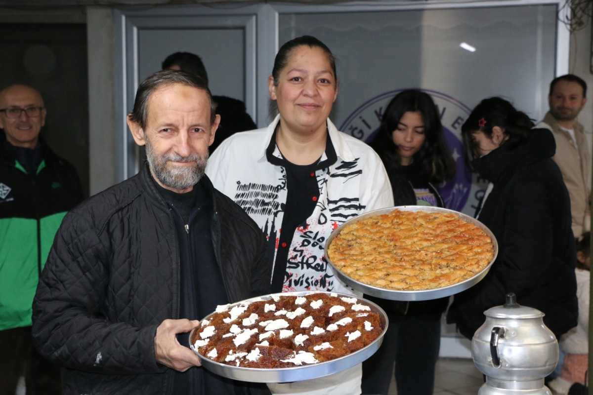 Ada Bisiklet Derneği 1. Yaşını Kutladı! Başkan Yavuz Akova’dan Üyelere Teşekkür Ada Bisiklet Derneği, 19 Ocak 2025 Pazar günü saat 15:00’da dernek binasında bir araya gelerek birinci yıl dönümünü kutladı. Coşkulu bir ortamda
