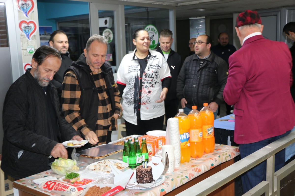 Ada Bisiklet Derneği 1. Yaşını Kutladı! Başkan Yavuz Akova’dan Üyelere Teşekkür Ada Bisiklet Derneği, 19 Ocak 2025 Pazar günü saat 15:00’da dernek binasında bir araya gelerek birinci yıl dönümünü kutladı. Coşkulu bir ortamda