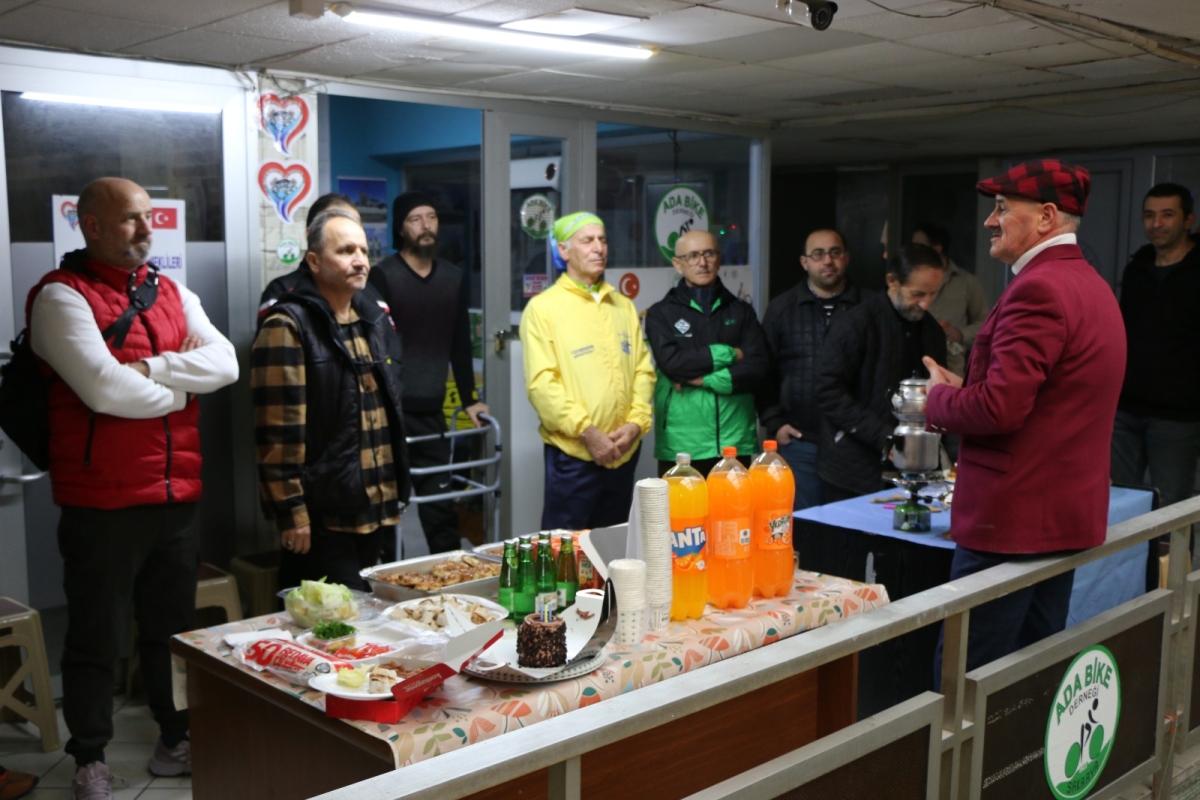 Ada Bisiklet Derneği 1. Yaşını Kutladı! Başkan Yavuz Akova’dan Üyelere Teşekkür Ada Bisiklet Derneği, 19 Ocak 2025 Pazar günü saat 15:00’da dernek binasında bir araya gelerek birinci yıl dönümünü kutladı. Coşkulu bir ortamda