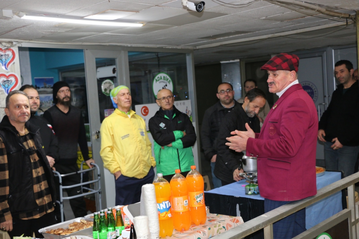 Ada Bisiklet Derneği 1. Yaşını Kutladı! Başkan Yavuz Akova’dan Üyelere Teşekkür Ada Bisiklet Derneği, 19 Ocak 2025 Pazar günü saat 15:00’da dernek binasında bir araya gelerek birinci yıl dönümünü kutladı. Coşkulu bir ortamda