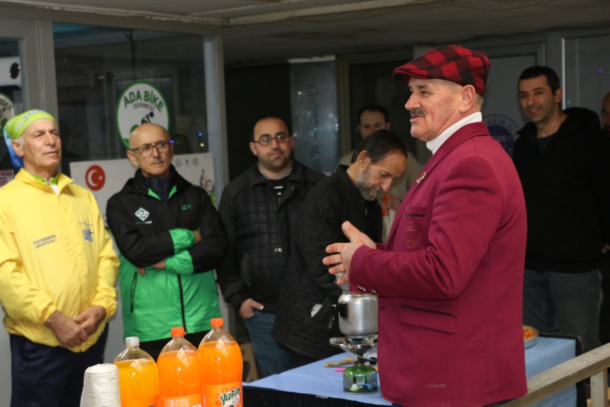 Ada Bisiklet Derneği 1. Yaşını Kutladı! Başkan Yavuz Akova’dan Üyelere Teşekkür Ada Bisiklet Derneği, 19 Ocak 2025 Pazar günü saat 15:00’da dernek binasında bir araya gelerek birinci yıl dönümünü kutladı. Coşkulu bir ortamda