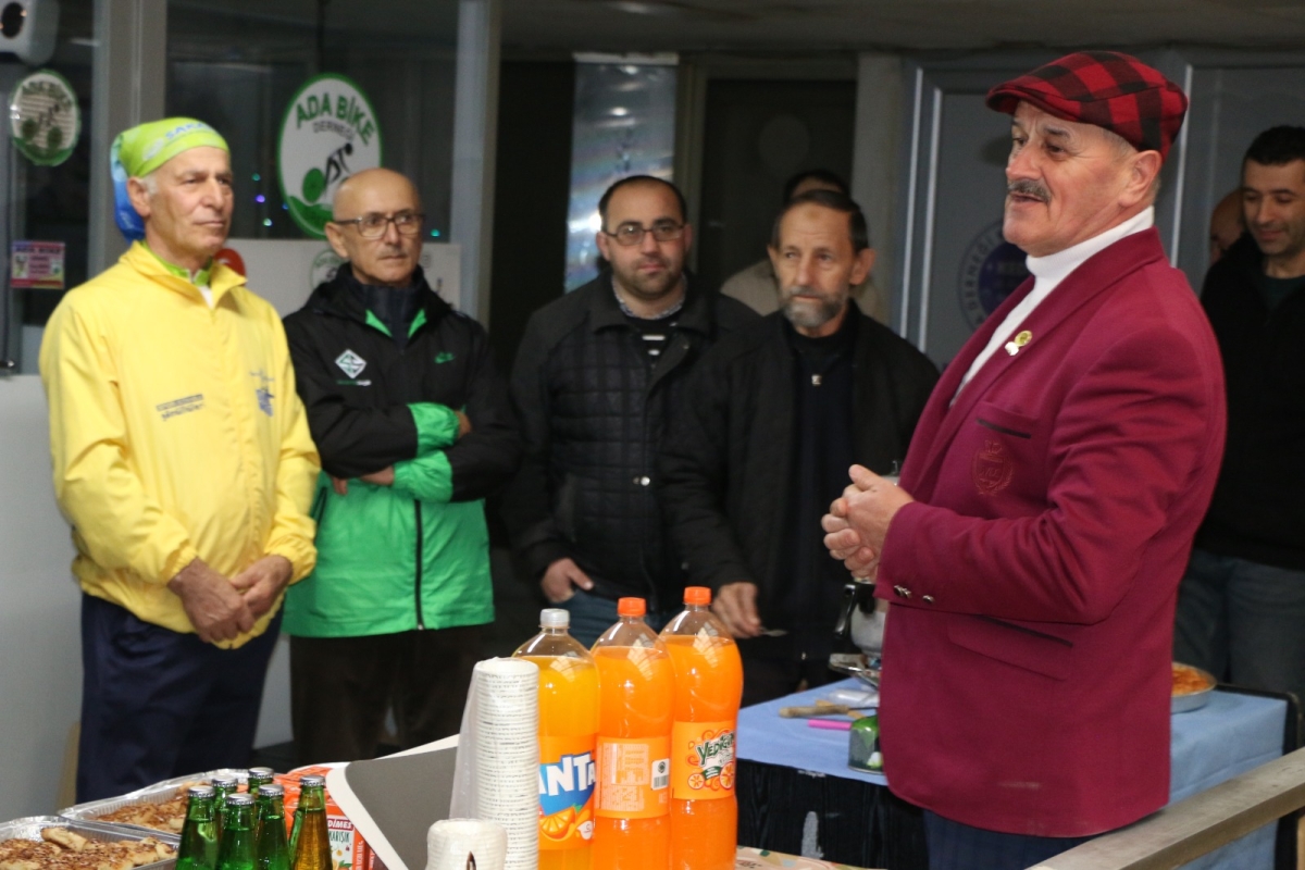 Ada Bisiklet Derneği 1. Yaşını Kutladı! Başkan Yavuz Akova’dan Üyelere Teşekkür Ada Bisiklet Derneği, 19 Ocak 2025 Pazar günü saat 15:00’da dernek binasında bir araya gelerek birinci yıl dönümünü kutladı. Coşkulu bir ortamda