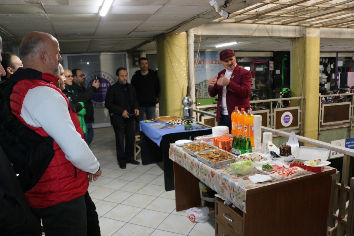 Ada Bisiklet Derneği 1. Yaşını Kutladı! Başkan Yavuz Akova’dan Üyelere Teşekkür Ada Bisiklet Derneği, 19 Ocak 2025 Pazar günü saat 15:00’da dernek binasında bir araya gelerek birinci yıl dönümünü kutladı. Coşkulu bir ortamda