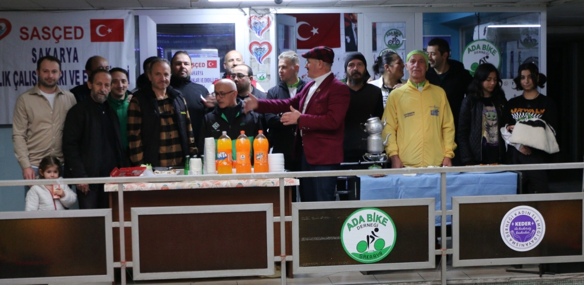 Ada Bisiklet Derneği 1. Yaşını Kutladı! Başkan Yavuz Akova’dan Üyelere Teşekkür Ada Bisiklet Derneği, 19 Ocak 2025 Pazar günü saat 15:00’da dernek binasında bir araya gelerek birinci yıl dönümünü kutladı. Coşkulu bir ortamda