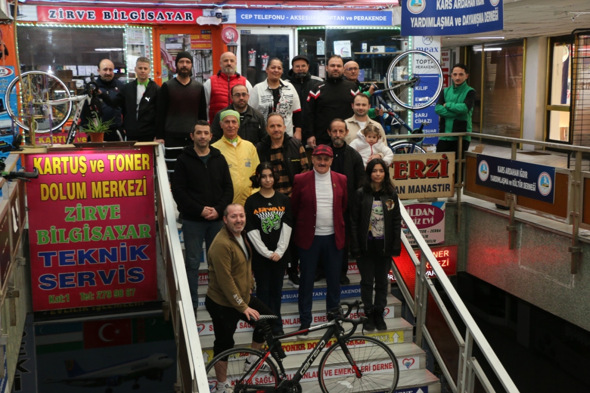 Ada Bisiklet Derneği 1. Yaşını Kutladı! Başkan Yavuz Akova’dan Üyelere Teşekkür Ada Bisiklet Derneği, 19 Ocak 2025 Pazar günü saat 15:00’da dernek binasında bir araya gelerek birinci yıl dönümünü kutladı. Coşkulu bir ortamda