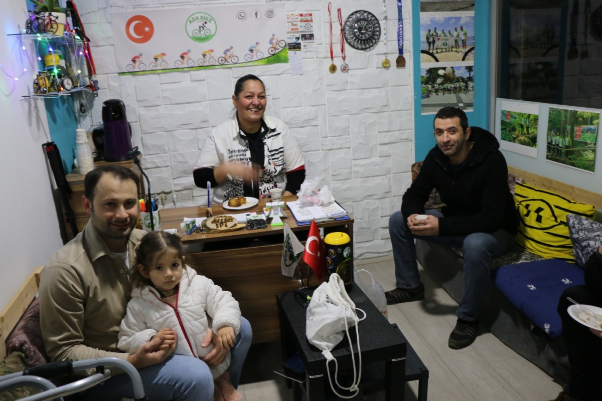 Ada Bisiklet Derneği 1. Yaşını Kutladı! Başkan Yavuz Akova’dan Üyelere Teşekkür Ada Bisiklet Derneği, 19 Ocak 2025 Pazar günü saat 15:00’da dernek binasında bir araya gelerek birinci yıl dönümünü kutladı. Coşkulu bir ortamda