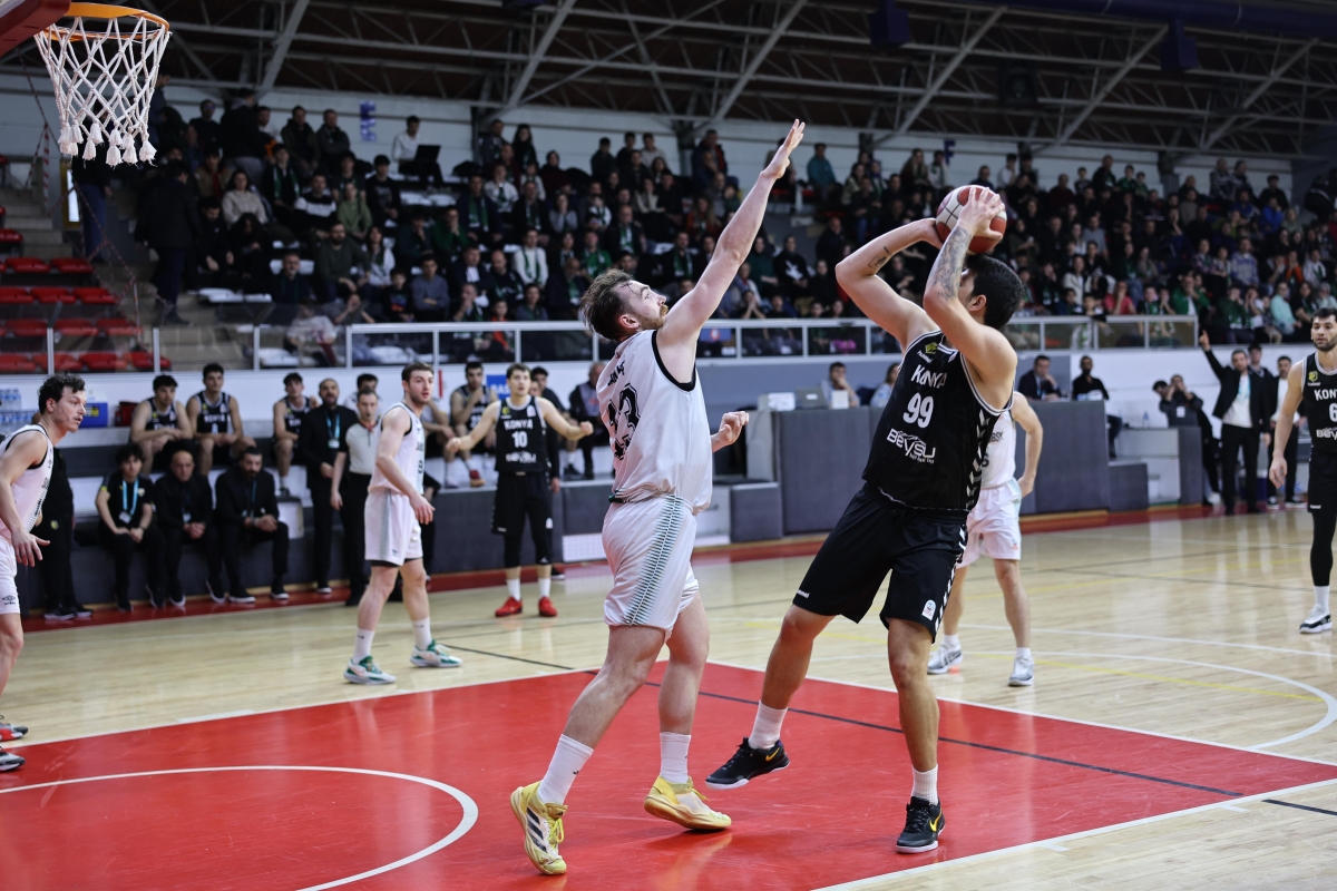 Erkekler Basketbol 2. Ligi 13. Hafta karşılaşmasında Konya Gelişim’i ağırlayan Büyükşehir Basketbol takımı parkeden 78-56’lık skorla galip ayrılarak sezonun ikinci devresinde namağlup yola devam dedi. Galibiyet sayısını 5’e ç
