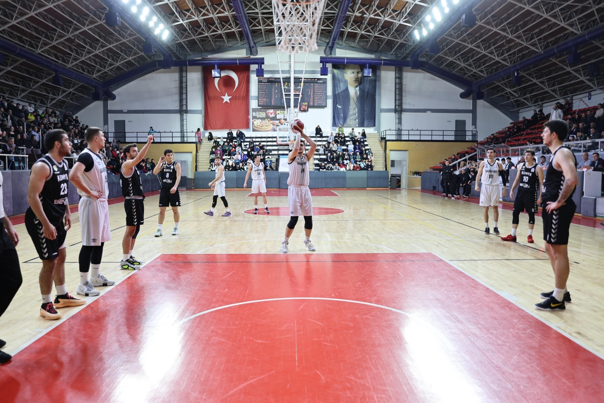 Erkekler Basketbol 2. Ligi 13. Hafta karşılaşmasında Konya Gelişim’i ağırlayan Büyükşehir Basketbol takımı parkeden 78-56’lık skorla galip ayrılarak sezonun ikinci devresinde namağlup yola devam dedi. Galibiyet sayısını 5’e ç