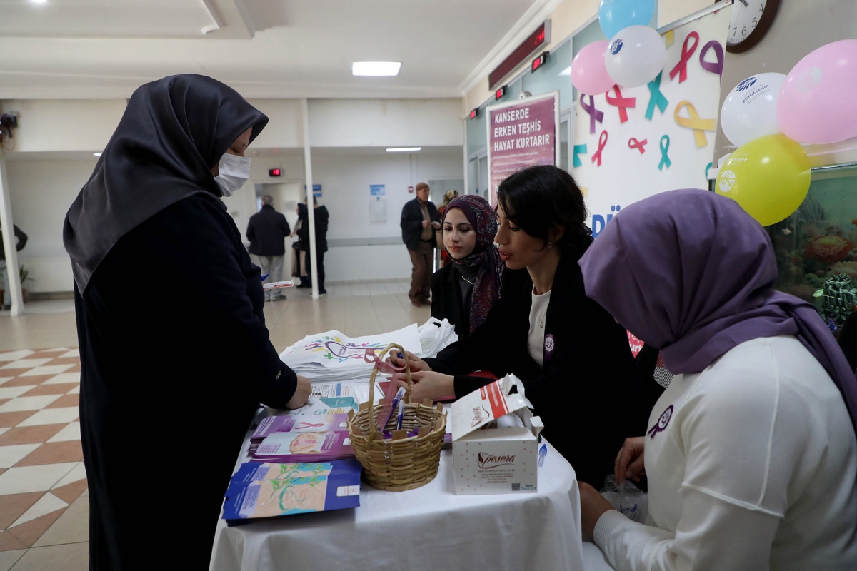 Sakarya Büyükşehir Belediyesi, 4 Şubat Dünya Kanser Günü dolayısıyla anlamlı bir farkındalık etkinliğine imza attı. Büyükşehir Belediyesi Tıp Merkezi'nde düzenlenen