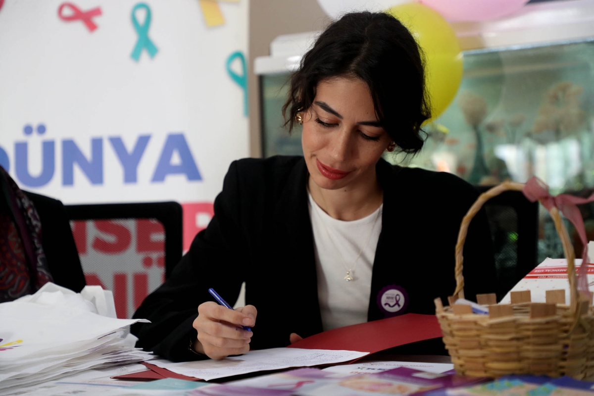 Sakarya Büyükşehir Belediyesi, 4 Şubat Dünya Kanser Günü dolayısıyla anlamlı bir farkındalık etkinliğine imza attı. Büyükşehir Belediyesi Tıp Merkezi'nde düzenlenen