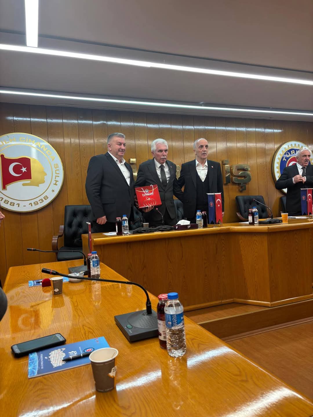 Adapazarı Muhtarlar Derneği, Başkan Bayram Demirci önderliğinde, yönetim kurulu ve muhtarlarla birlikte Ankara'da bir dizi ziyarette bulundu. ( GÜNÜN ÖNE ÇIKAN FOTOĞRAF KARELERİ )