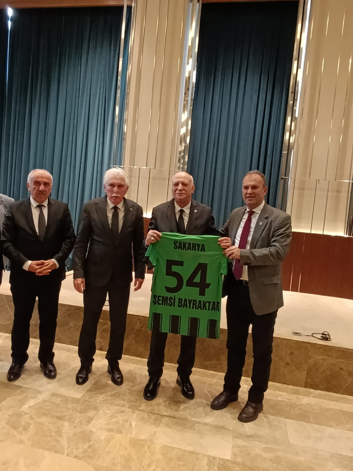 Adapazarı Muhtarlar Derneği, Başkan Bayram Demirci önderliğinde, yönetim kurulu ve muhtarlarla birlikte Ankara'da bir dizi ziyarette bulundu. ( GÜNÜN ÖNE ÇIKAN FOTOĞRAF KARELERİ )