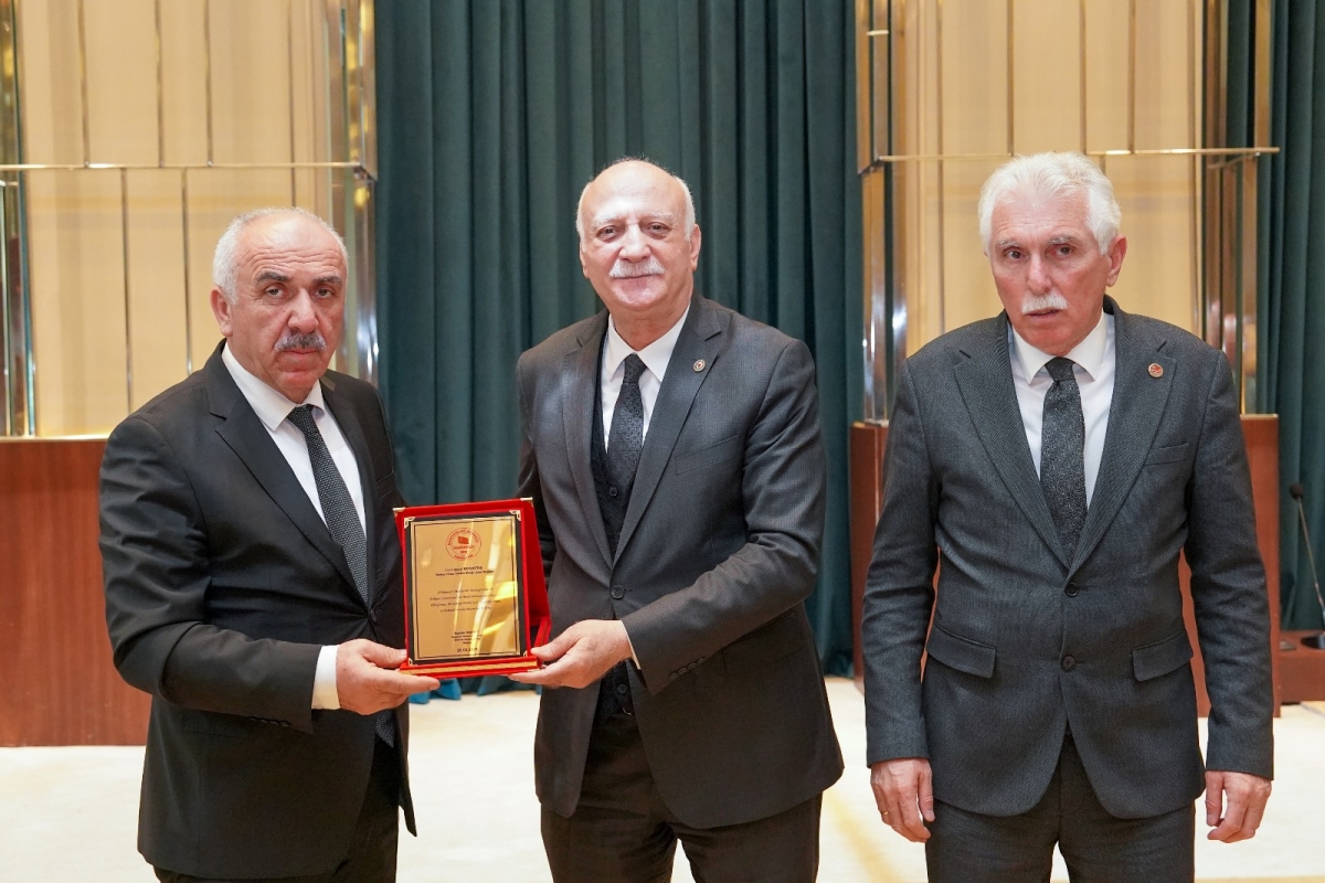 Adapazarı Muhtarlar Derneği, Başkan Bayram Demirci önderliğinde, yönetim kurulu ve muhtarlarla birlikte Ankara'da bir dizi ziyarette bulundu. ( GÜNÜN ÖNE ÇIKAN FOTOĞRAF KARELERİ )