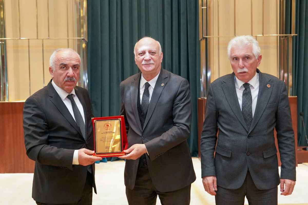 Adapazarı Muhtarlar Derneği, Başkan Bayram Demirci önderliğinde, yönetim kurulu ve muhtarlarla birlikte Ankara'da bir dizi ziyarette bulundu. ( GÜNÜN ÖNE ÇIKAN FOTOĞRAF KARELERİ )
