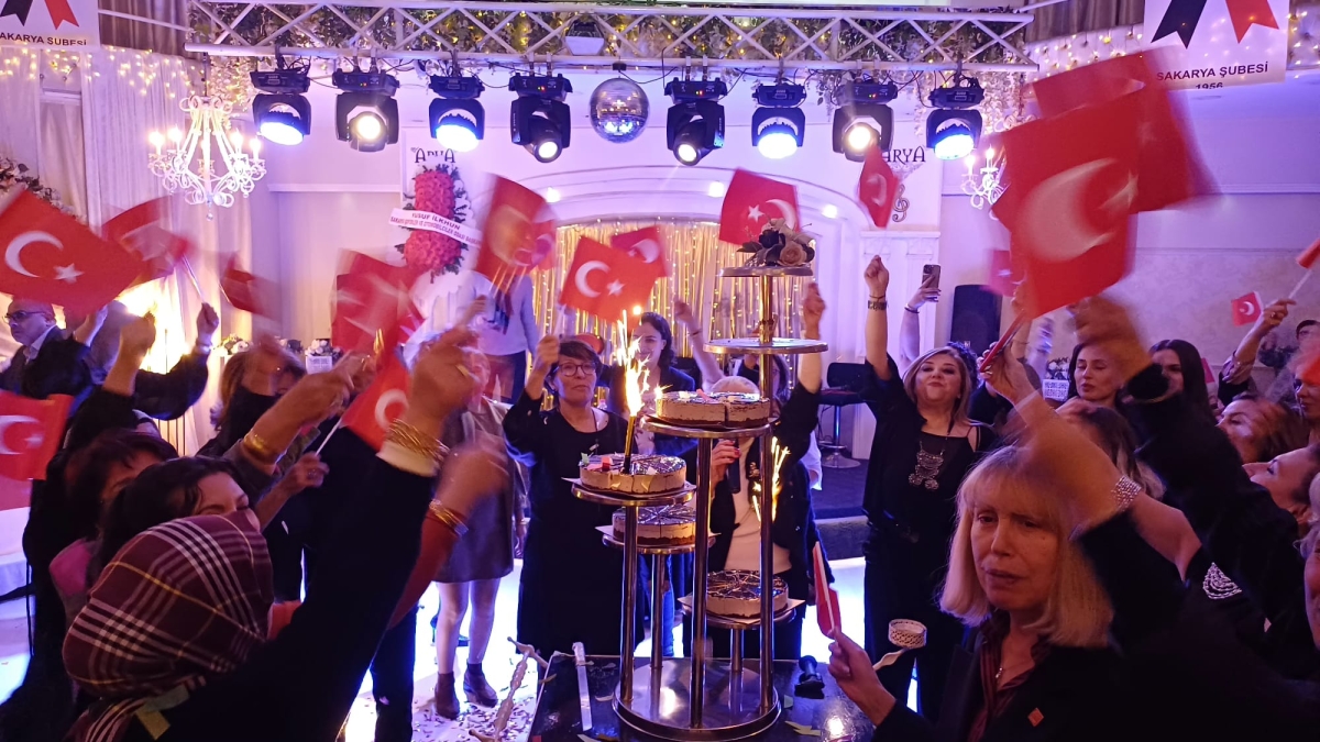 Sakarya'da Kadınlar Günü Coşkusu Dorukta: