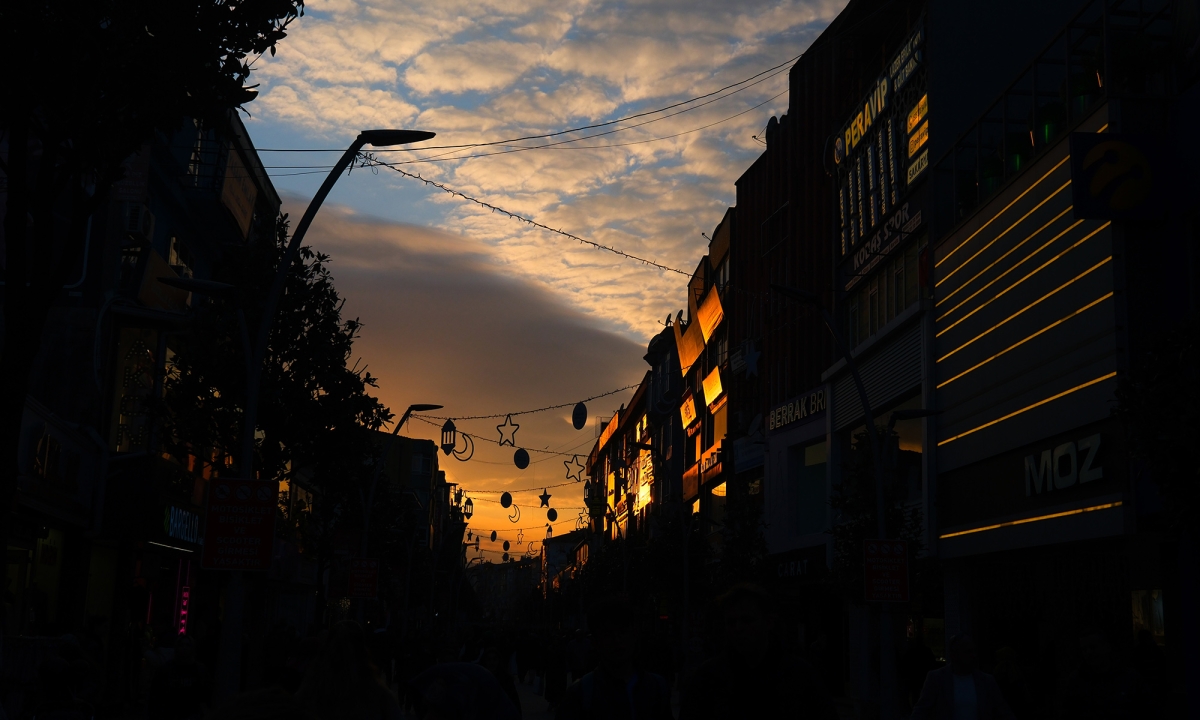 Çark Caddesi Ramazan'da Işıl Işıl: Yıldızlar, Aylar ve Hilallerle Görsel Şölen ( İŞTE GÜNÜN ÖNE ÇIKAN FOTOĞRAF KARELERİ)