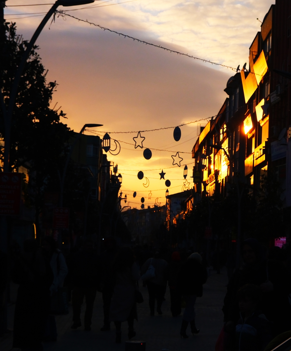 Çark Caddesi Ramazan'da Işıl Işıl: Yıldızlar, Aylar ve Hilallerle Görsel Şölen ( İŞTE GÜNÜN ÖNE ÇIKAN FOTOĞRAF KARELERİ)