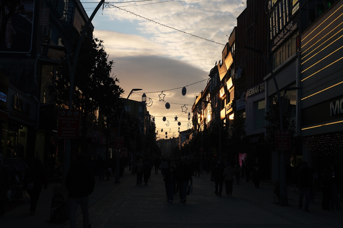 Çark Caddesi Ramazan'da Işıl Işıl: Yıldızlar, Aylar ve Hilallerle Görsel Şölen ( İŞTE GÜNÜN ÖNE ÇIKAN FOTOĞRAF KARELERİ)