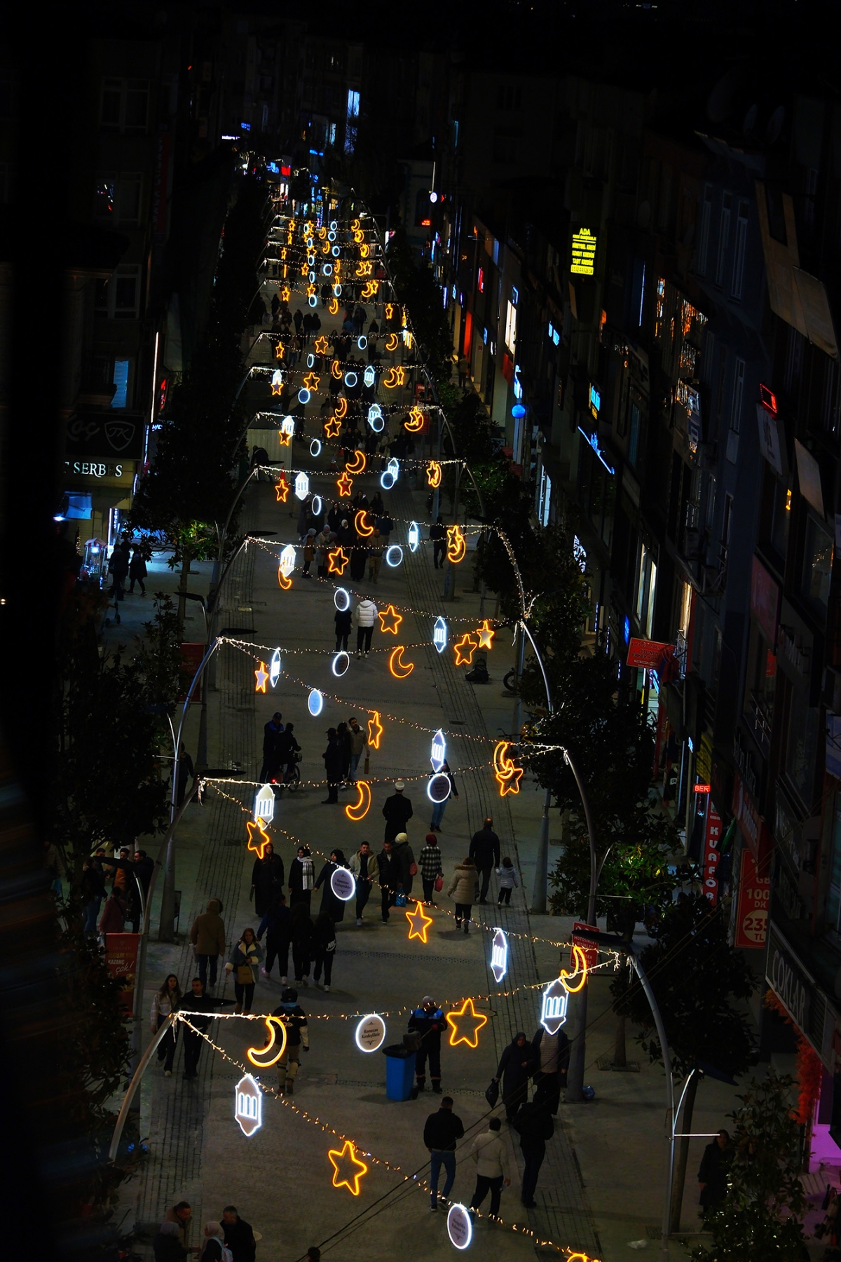 Çark Caddesi Ramazan'da Işıl Işıl: Yıldızlar, Aylar ve Hilallerle Görsel Şölen ( İŞTE GÜNÜN ÖNE ÇIKAN FOTOĞRAF KARELERİ)