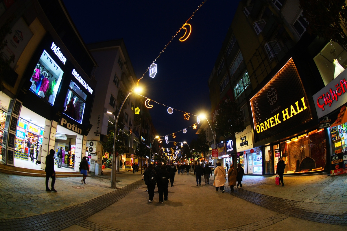 Çark Caddesi Ramazan'da Işıl Işıl: Yıldızlar, Aylar ve Hilallerle Görsel Şölen ( İŞTE GÜNÜN ÖNE ÇIKAN FOTOĞRAF KARELERİ)