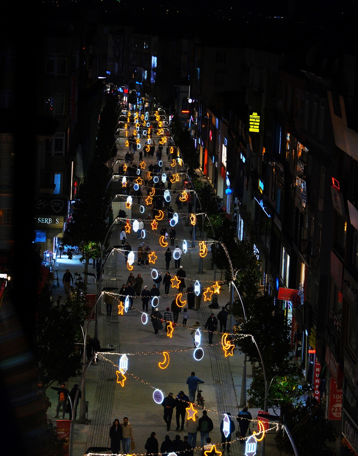 Çark Caddesi Ramazan'da Işıl Işıl: Yıldızlar, Aylar ve Hilallerle Görsel Şölen ( İŞTE GÜNÜN ÖNE ÇIKAN FOTOĞRAF KARELERİ)