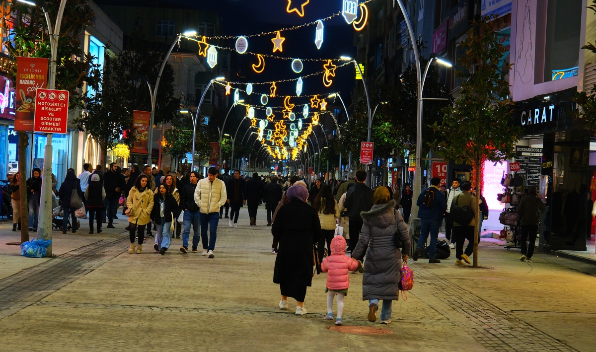 Çark Caddesi Ramazan'da Işıl Işıl: Yıldızlar, Aylar ve Hilallerle Görsel Şölen ( İŞTE GÜNÜN ÖNE ÇIKAN FOTOĞRAF KARELERİ)
