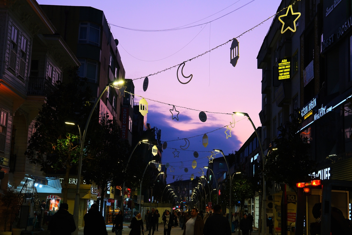 Çark Caddesi Ramazan'da Işıl Işıl: Yıldızlar, Aylar ve Hilallerle Görsel Şölen ( İŞTE GÜNÜN ÖNE ÇIKAN FOTOĞRAF KARELERİ)