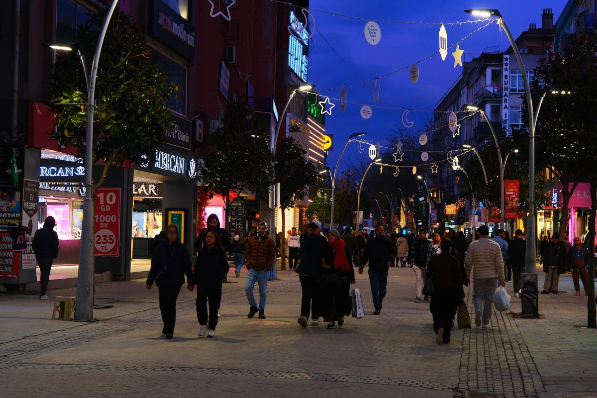 Çark Caddesi Ramazan'da Işıl Işıl: Yıldızlar, Aylar ve Hilallerle Görsel Şölen ( İŞTE GÜNÜN ÖNE ÇIKAN FOTOĞRAF KARELERİ)