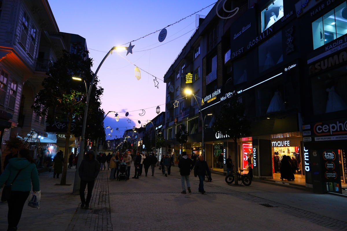 Çark Caddesi Ramazan'da Işıl Işıl: Yıldızlar, Aylar ve Hilallerle Görsel Şölen ( İŞTE GÜNÜN ÖNE ÇIKAN FOTOĞRAF KARELERİ)