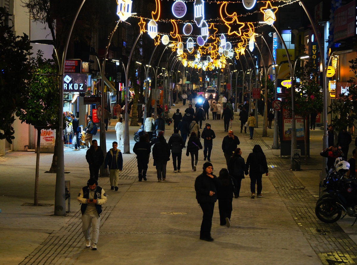 Çark Caddesi Ramazan'da Işıl Işıl: Yıldızlar, Aylar ve Hilallerle Görsel Şölen ( İŞTE GÜNÜN ÖNE ÇIKAN FOTOĞRAF KARELERİ)