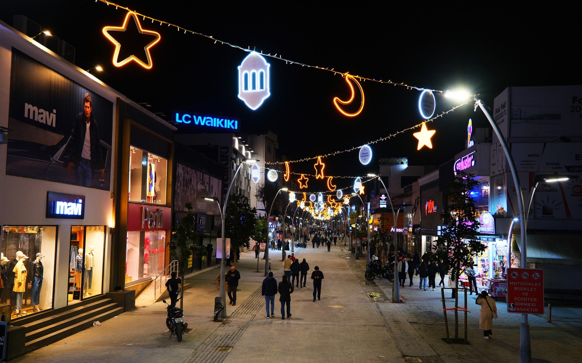 Çark Caddesi Ramazan'da Işıl Işıl: Yıldızlar, Aylar ve Hilallerle Görsel Şölen ( İŞTE GÜNÜN ÖNE ÇIKAN FOTOĞRAF KARELERİ)