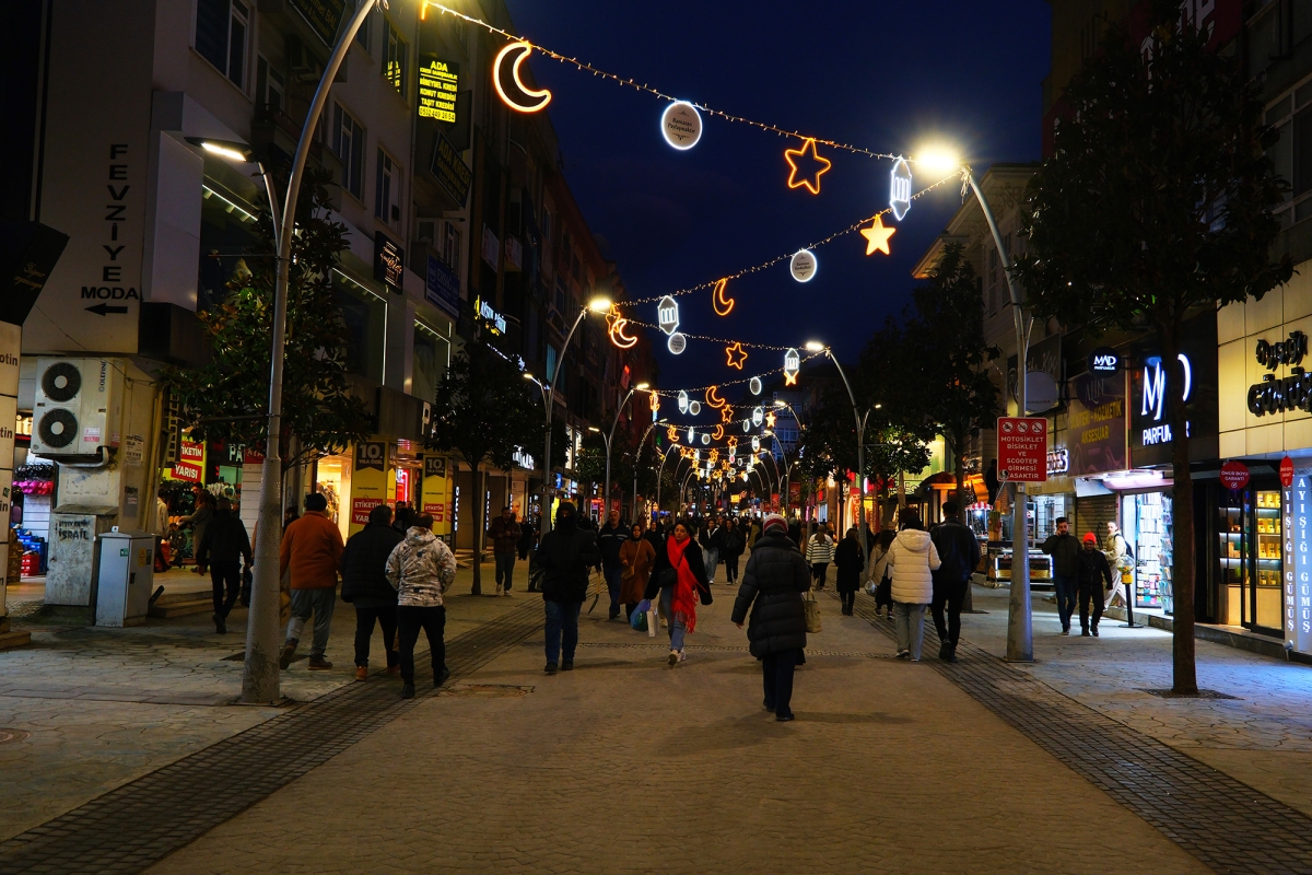 Çark Caddesi Ramazan'da Işıl Işıl: Yıldızlar, Aylar ve Hilallerle Görsel Şölen ( İŞTE GÜNÜN ÖNE ÇIKAN FOTOĞRAF KARELERİ)