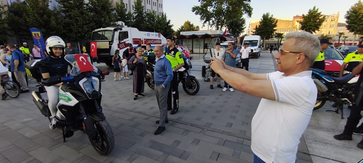 SON DAKİKA: Jandarma Teşkilatı'nın 186. Yıl Coşkusu Sakarya'da Zirve Yaptı! Jandarma Teşkilatı'nın kuruluşunun 186. yıl dönümü, tüm Türkiye'de olduğu gibi Sakarya'da da büyük bir coşkuyla kutlandı. Sakarya İl Jandarma Komutan
