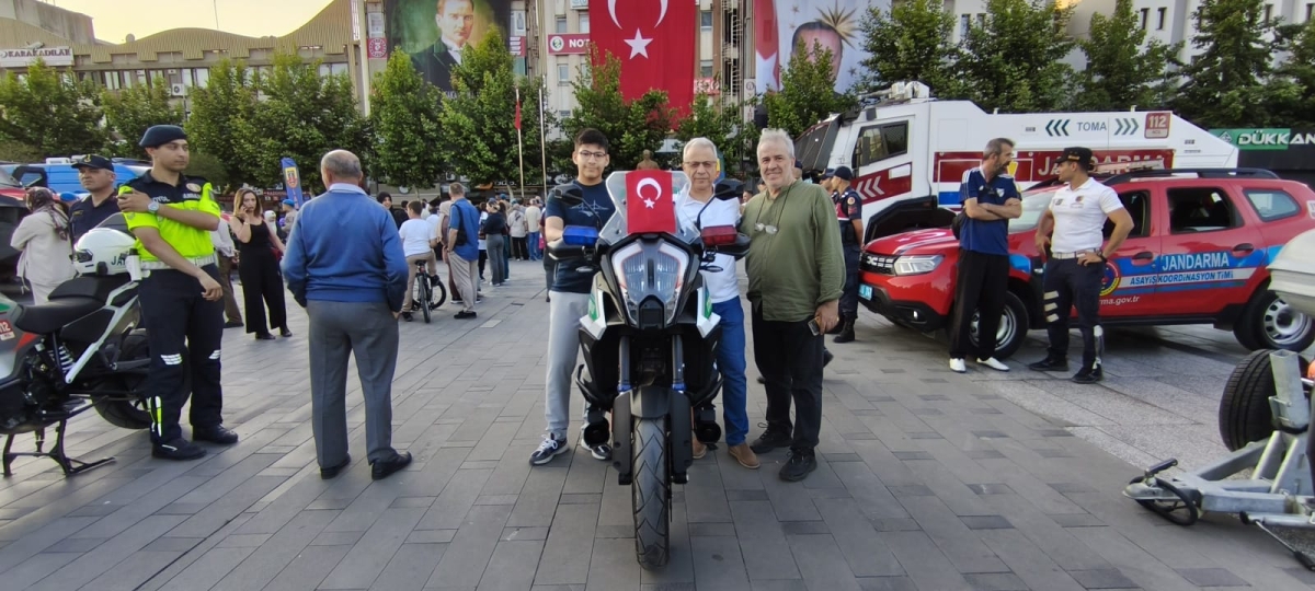 SON DAKİKA: Jandarma Teşkilatı'nın 186. Yıl Coşkusu Sakarya'da Zirve Yaptı! Jandarma Teşkilatı'nın kuruluşunun 186. yıl dönümü, tüm Türkiye'de olduğu gibi Sakarya'da da büyük bir coşkuyla kutlandı. Sakarya İl Jandarma Komutan