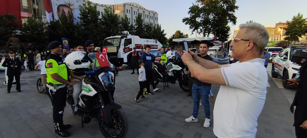 SON DAKİKA: Jandarma Teşkilatı'nın 186. Yıl Coşkusu Sakarya'da Zirve Yaptı! Jandarma Teşkilatı'nın kuruluşunun 186. yıl dönümü, tüm Türkiye'de olduğu gibi Sakarya'da da büyük bir coşkuyla kutlandı. Sakarya İl Jandarma Komutan