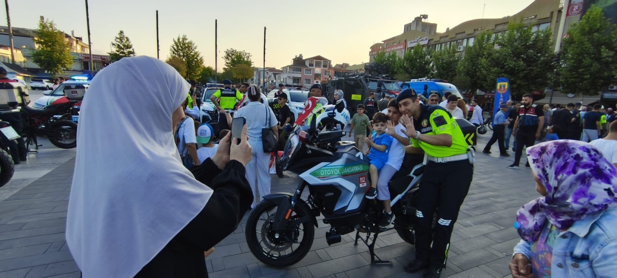 SON DAKİKA: Jandarma Teşkilatı'nın 186. Yıl Coşkusu Sakarya'da Zirve Yaptı! Jandarma Teşkilatı'nın kuruluşunun 186. yıl dönümü, tüm Türkiye'de olduğu gibi Sakarya'da da büyük bir coşkuyla kutlandı. Sakarya İl Jandarma Komutan