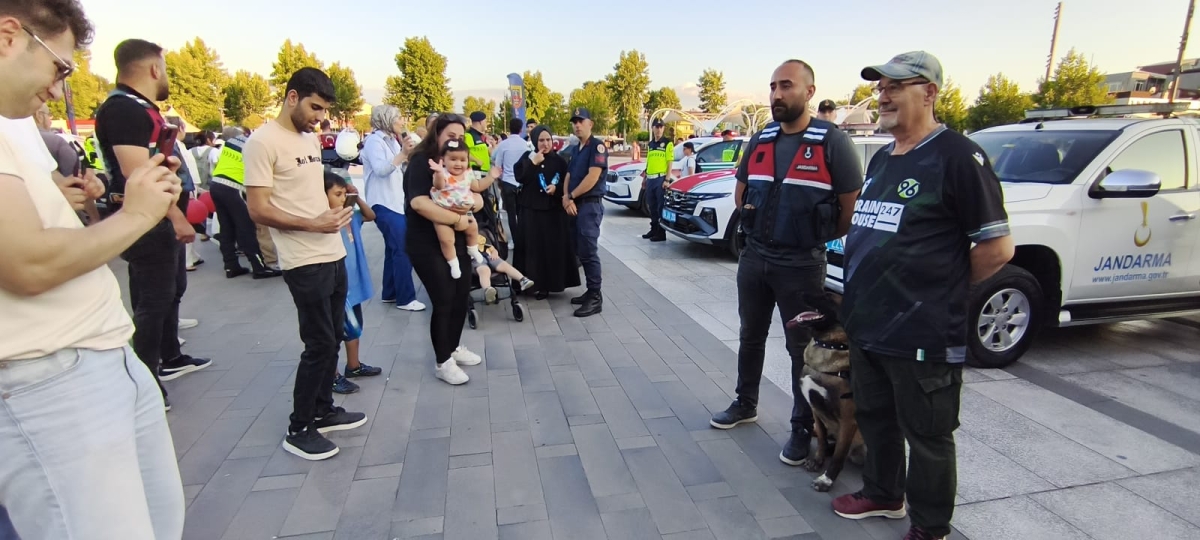 SON DAKİKA: Jandarma Teşkilatı'nın 186. Yıl Coşkusu Sakarya'da Zirve Yaptı! Jandarma Teşkilatı'nın kuruluşunun 186. yıl dönümü, tüm Türkiye'de olduğu gibi Sakarya'da da büyük bir coşkuyla kutlandı. Sakarya İl Jandarma Komutan