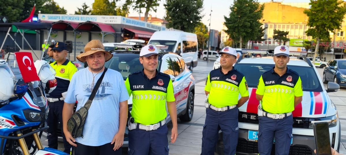SON DAKİKA: Jandarma Teşkilatı'nın 186. Yıl Coşkusu Sakarya'da Zirve Yaptı! Jandarma Teşkilatı'nın kuruluşunun 186. yıl dönümü, tüm Türkiye'de olduğu gibi Sakarya'da da büyük bir coşkuyla kutlandı. Sakarya İl Jandarma Komutan