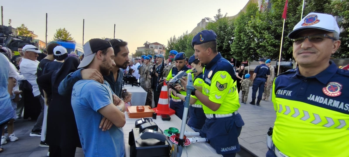 SON DAKİKA: Jandarma Teşkilatı'nın 186. Yıl Coşkusu Sakarya'da Zirve Yaptı! Jandarma Teşkilatı'nın kuruluşunun 186. yıl dönümü, tüm Türkiye'de olduğu gibi Sakarya'da da büyük bir coşkuyla kutlandı. Sakarya İl Jandarma Komutan
