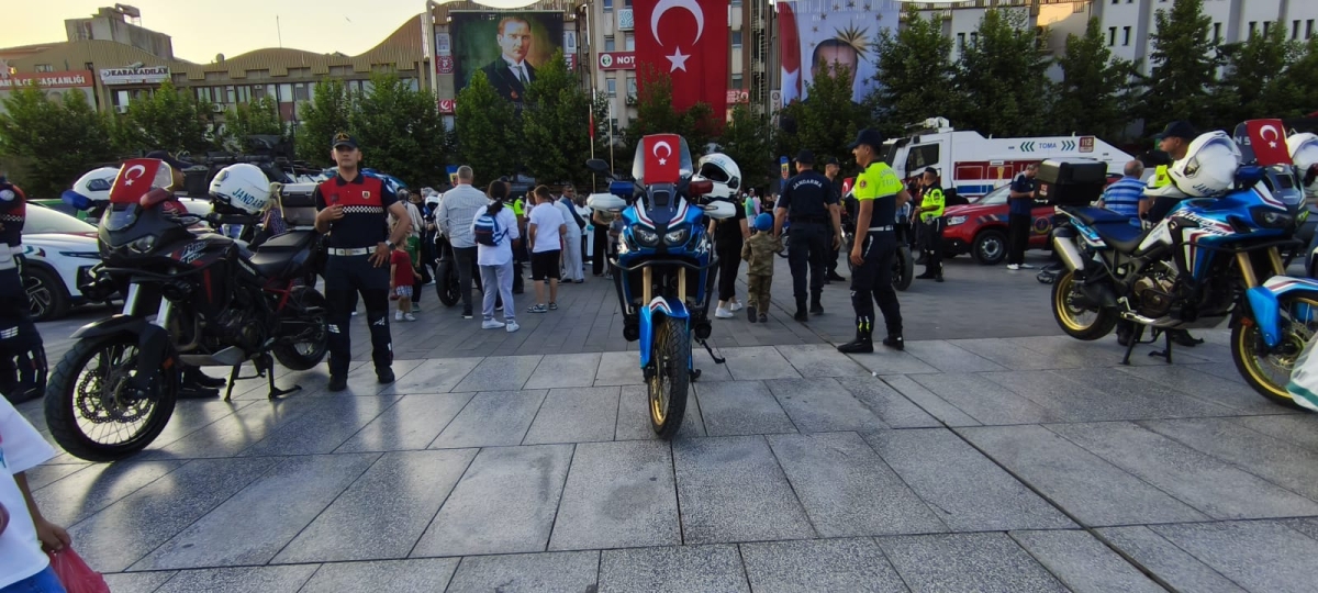 SON DAKİKA: Jandarma Teşkilatı'nın 186. Yıl Coşkusu Sakarya'da Zirve Yaptı! Jandarma Teşkilatı'nın kuruluşunun 186. yıl dönümü, tüm Türkiye'de olduğu gibi Sakarya'da da büyük bir coşkuyla kutlandı. Sakarya İl Jandarma Komutan