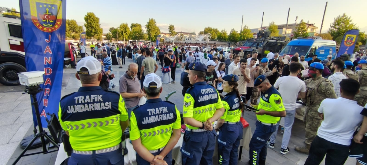 SON DAKİKA: Jandarma Teşkilatı'nın 186. Yıl Coşkusu Sakarya'da Zirve Yaptı! Jandarma Teşkilatı'nın kuruluşunun 186. yıl dönümü, tüm Türkiye'de olduğu gibi Sakarya'da da büyük bir coşkuyla kutlandı. Sakarya İl Jandarma Komutan