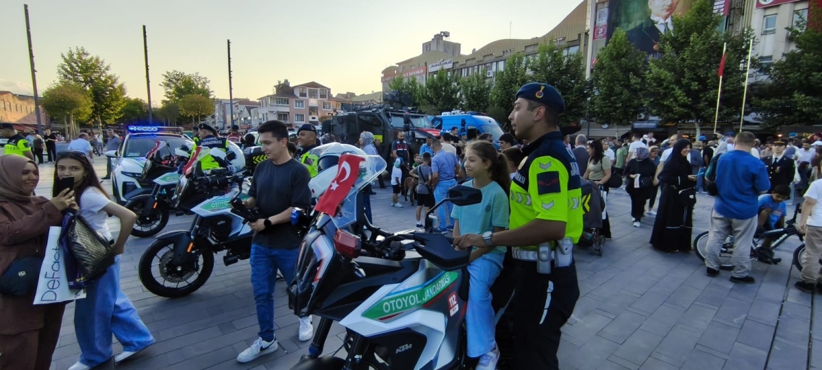 SON DAKİKA: Jandarma Teşkilatı'nın 186. Yıl Coşkusu Sakarya'da Zirve Yaptı! Jandarma Teşkilatı'nın kuruluşunun 186. yıl dönümü, tüm Türkiye'de olduğu gibi Sakarya'da da büyük bir coşkuyla kutlandı. Sakarya İl Jandarma Komutan