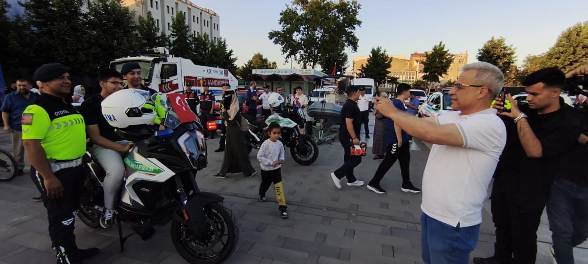 SON DAKİKA: Jandarma Teşkilatı'nın 186. Yıl Coşkusu Sakarya'da Zirve Yaptı! Jandarma Teşkilatı'nın kuruluşunun 186. yıl dönümü, tüm Türkiye'de olduğu gibi Sakarya'da da büyük bir coşkuyla kutlandı. Sakarya İl Jandarma Komutan