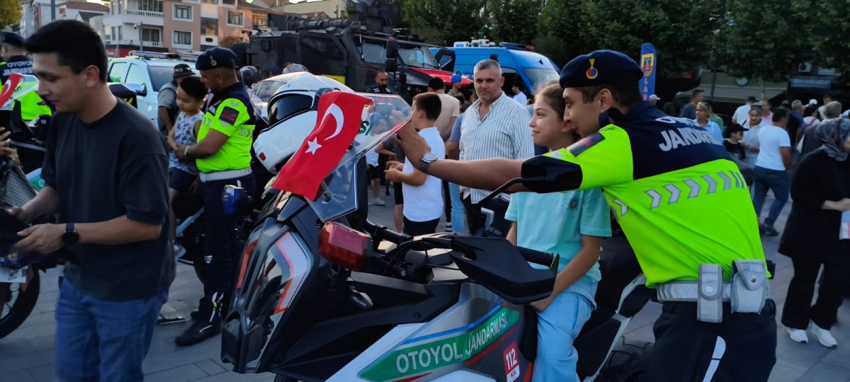 SON DAKİKA: Jandarma Teşkilatı'nın 186. Yıl Coşkusu Sakarya'da Zirve Yaptı! Jandarma Teşkilatı'nın kuruluşunun 186. yıl dönümü, tüm Türkiye'de olduğu gibi Sakarya'da da büyük bir coşkuyla kutlandı. Sakarya İl Jandarma Komutan