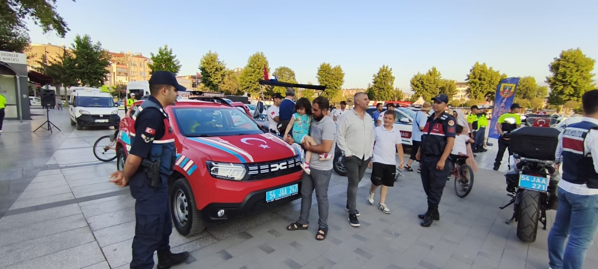 SON DAKİKA: Jandarma Teşkilatı'nın 186. Yıl Coşkusu Sakarya'da Zirve Yaptı! Jandarma Teşkilatı'nın kuruluşunun 186. yıl dönümü, tüm Türkiye'de olduğu gibi Sakarya'da da büyük bir coşkuyla kutlandı. Sakarya İl Jandarma Komutan
