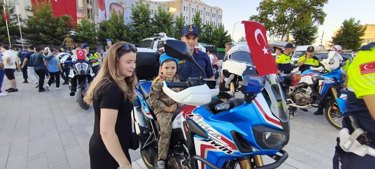 SON DAKİKA: Jandarma Teşkilatı'nın 186. Yıl Coşkusu Sakarya'da Zirve Yaptı! Jandarma Teşkilatı'nın kuruluşunun 186. yıl dönümü, tüm Türkiye'de olduğu gibi Sakarya'da da büyük bir coşkuyla kutlandı. Sakarya İl Jandarma Komutan