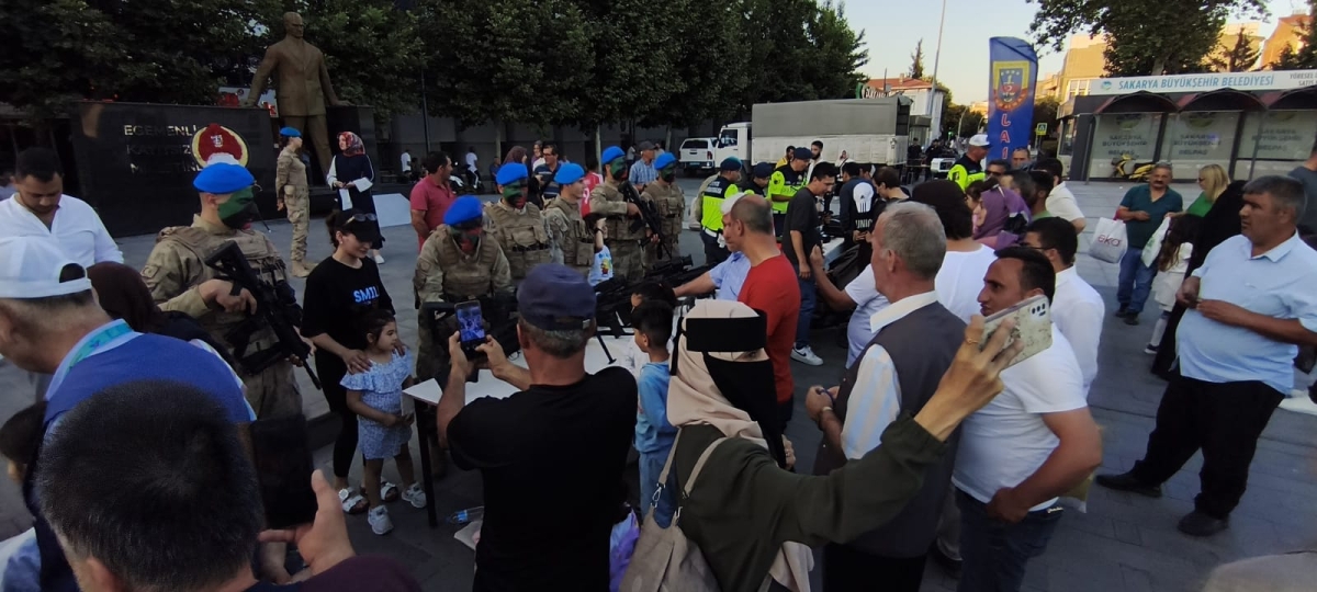 SON DAKİKA: Jandarma Teşkilatı'nın 186. Yıl Coşkusu Sakarya'da Zirve Yaptı! Jandarma Teşkilatı'nın kuruluşunun 186. yıl dönümü, tüm Türkiye'de olduğu gibi Sakarya'da da büyük bir coşkuyla kutlandı. Sakarya İl Jandarma Komutan