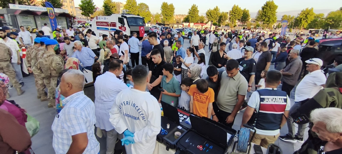 SON DAKİKA: Jandarma Teşkilatı'nın 186. Yıl Coşkusu Sakarya'da Zirve Yaptı! Jandarma Teşkilatı'nın kuruluşunun 186. yıl dönümü, tüm Türkiye'de olduğu gibi Sakarya'da da büyük bir coşkuyla kutlandı. Sakarya İl Jandarma Komutan