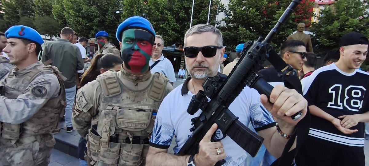 SON DAKİKA: Jandarma Teşkilatı'nın 186. Yıl Coşkusu Sakarya'da Zirve Yaptı! Jandarma Teşkilatı'nın kuruluşunun 186. yıl dönümü, tüm Türkiye'de olduğu gibi Sakarya'da da büyük bir coşkuyla kutlandı. Sakarya İl Jandarma Komutan