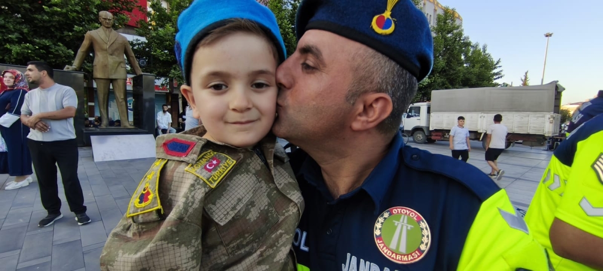SON DAKİKA: Jandarma Teşkilatı'nın 186. Yıl Coşkusu Sakarya'da Zirve Yaptı! Jandarma Teşkilatı'nın kuruluşunun 186. yıl dönümü, tüm Türkiye'de olduğu gibi Sakarya'da da büyük bir coşkuyla kutlandı. Sakarya İl Jandarma Komutan
